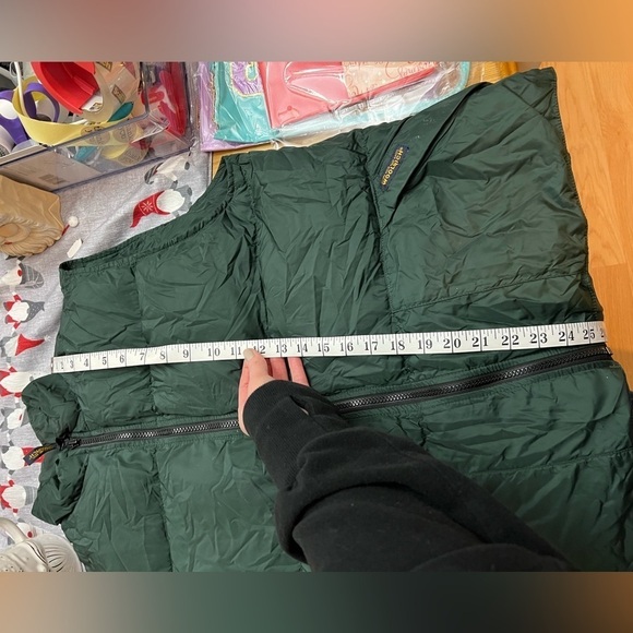 John Rich & Bros Woolrich Puffer Vest. Size L - Picture 9 of 10